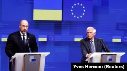 Ukrajinski premijer Denis Šmihal i šef evropske diplomatije Josep Borrell u Briselu, 5. septembar 2022.