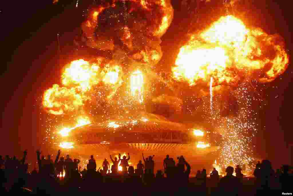 &bdquo;ადამიანს&ldquo; წვავენ ხელოვნებისა და მუსიკის ყოველწლიური ფესტივალის, Burning Man-ის დახურვისას, 31 აგვისტოს.