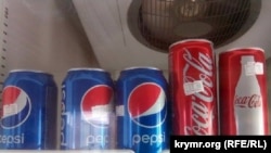 Солодкі газовані напої в холодильнику, фото ілюстративне