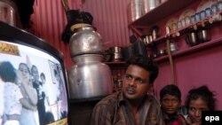  رفيق قريشی، پدر روبينا علی قريشی بازيگر «ميليونر زاغه‌‌نشين» در حال تماشای مراسم اسکار در خانه‌اش در زاغه‌ای در بمبئی، يکشنبه ۴ اسفند ۱۳۸۷ 