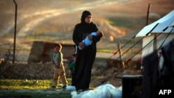 Женщина в одном из временных лагерей для беженцев в Сирии. Иллюстративное фото. 