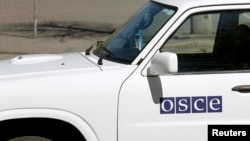 Автомобиль миссии ОБСЕ на востоке Украины.
