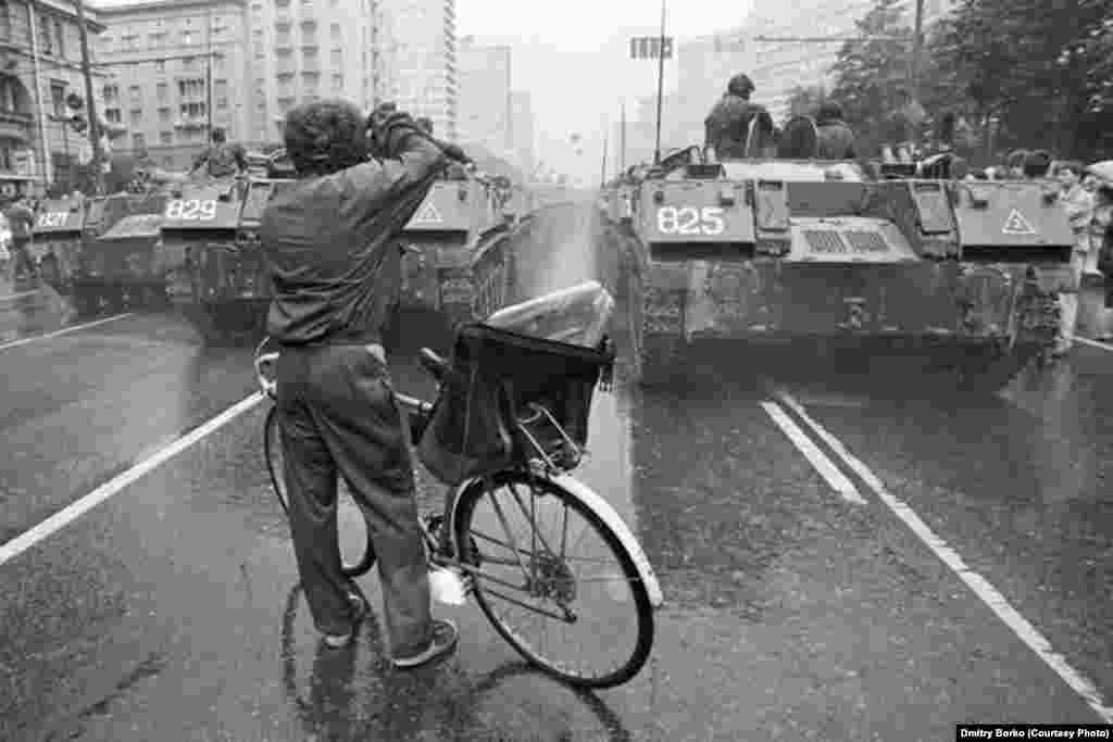 Москванын борборундагы Калинин проспектисинде турган танктар. 19-август, 1991-жыл