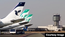 چند هواپیمای ایران‌ایر و ماهان در کنار باند پروازی فرودگاه مهرآباد