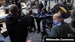 Aleksandr Sokurov "Faust" filminin çəkilişində (mərkəzdə).