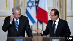 بنیامین نتانیاهو (چپ)، نخست وزیر اسرائیل، در هفته گذشته در چند حوزه تحت فشار جامعه جهانی بوده است 