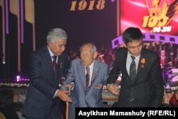 Посол Казахстана в России Имангали Тасмагамбетов (слева) участвовал в форуме, посвященном 100-летию ЛКСМ. Алматы, 20 октября 2018 года.