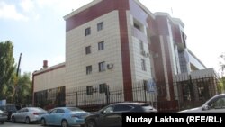 У здания прокуратуры города Алматы.