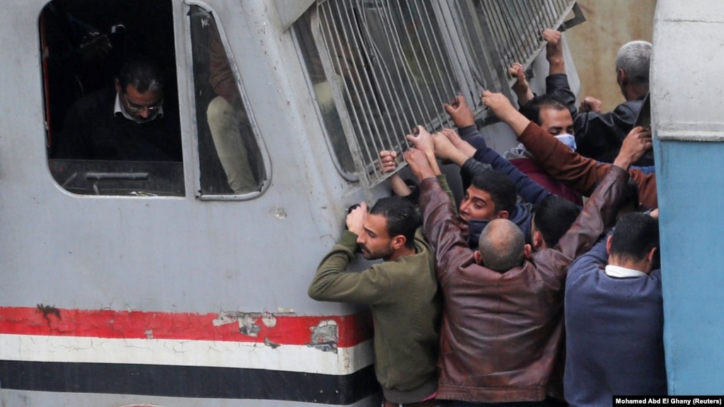 Египет, Каир, 26 марта. Люди пытаются добраться домой до наступления комендантского часа, который начал действовать в среду и запрещает работу общественного транспорта после 19 часов