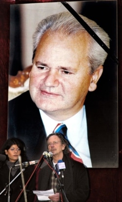 Peter Handke govori na skupu u Požarevcu organizovanom povodom smrti Slobodana Miloševića (18. mart 2006.)