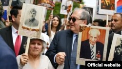 Президент Армении Армен Саркисян среди участников акции-шествия «Бессмертный полк», Ереван, 9 мая 2019 г.