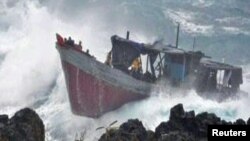 قایق حامل پناهجویان به صخره ای در جزیره کریسمس استرالیا برخورد می کند.