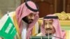 Prințul moștenitor Mohammad Bin Salman discută cu regele Arabiei Saudite Salman bin Abdulaziz Al Saud. 9 decembrie 2018