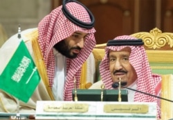 Наследный принц Мухаммед бин Салман (слева) и его отец, король Салман ибн Абдул-Азиз Аль Сауд (справа). 2019 год