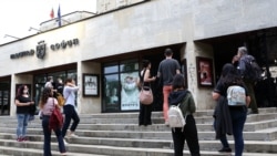 На входа на откритата сцена на театър "София" зрителите се изчакват на разстояние