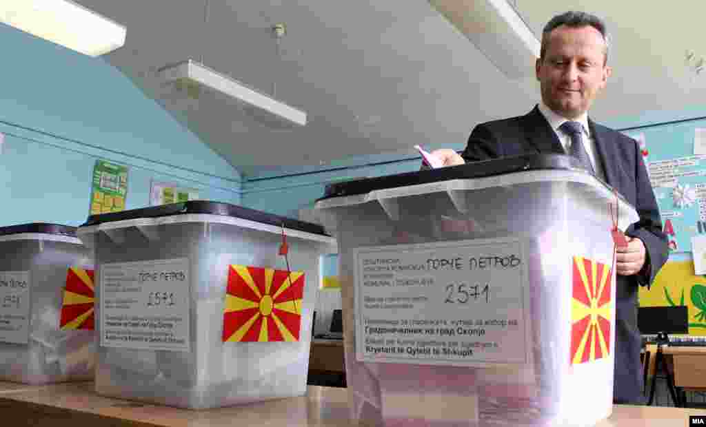  Претседателот на Собранието Трајко Вељаноски гласа на Локалните избори 2013. 