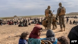 Deca pripadnika "Islamske države" koju su evakuisale kurdske snage kod Baguza u Siriji 
