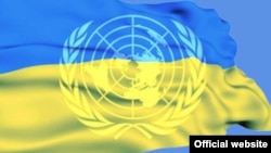 Эмблема Организации Объединенных Наций на фоне флага Украины.