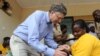 Bill Gates Afrikada uşağa peyvənd vurur, arxiv fotosu