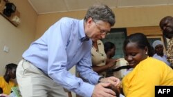 Bill Gates Afrikada uşağa peyvənd vurur, arxiv fotosu