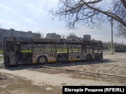 Згорілі автобуси на дорогах Маріуполя. Квітень 2022 року