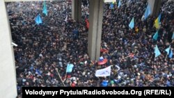 Проукраїнські та проросійські активісти біля будівлі парламенту Криму, 26 лютого 2014 року
