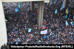 Кримські татари на мітингу, яким протистояли проросійські сили, які проводили паралельно свою акцію. Сімферополь, 26 лютого 2014 року