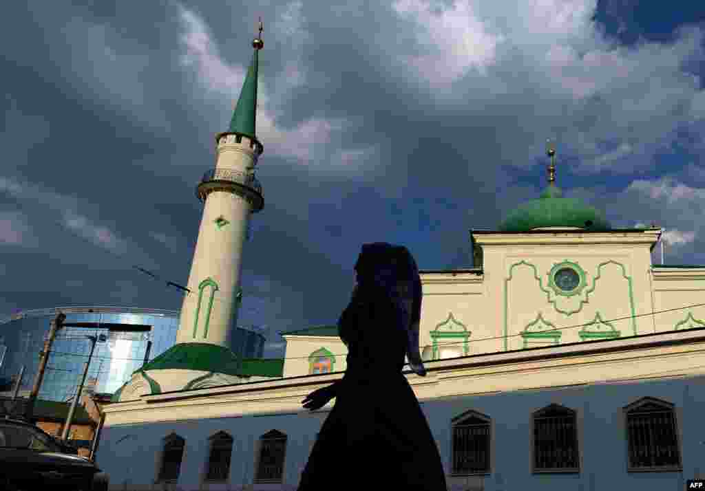 A woman walks past a mosque in Kazan, capital of the Russian region of Tatarstan. (AFP/Vasily Maksimov)