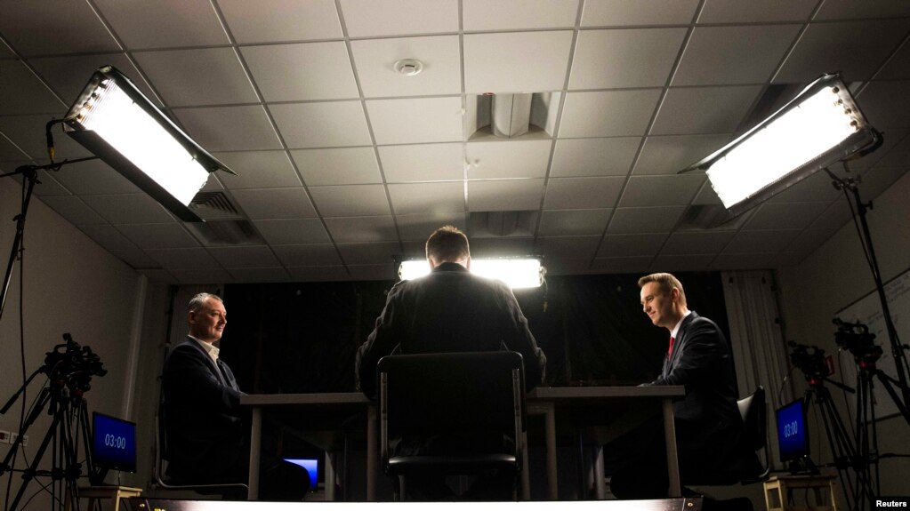 Russian opposition leader Aleksei Navalny (right) and former separatist commander Igor Girkin take part in a debate in Moscow on July 20.