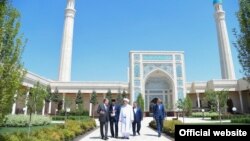 Президент қурилишини шайх Муҳаммад Содиқ Муҳаммад Юсуф бошлаб берган масжидда. 2019, 10 май.