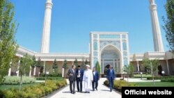 Президент Узбекистана Шавкат Мирзияев на территории мечети, строительство которой было инициировано шейхом Мухаммадом Садыком Мухаммадом Юсуфом. Ташкент, 10 мая 2019 года.