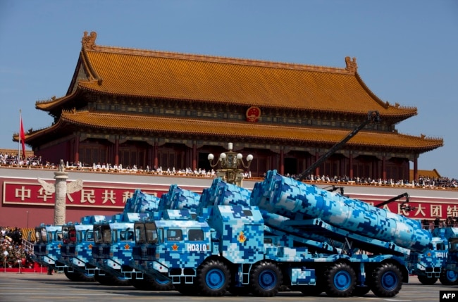 DF-10 – китайские крылатые ракеты наземного базирования во время парада