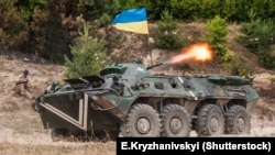 Украинские военные на полигоне в Житомирской области, где им проводят обучение британские инструкторы, 11 августа 2015 года