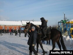 Роберт Вахитов балаларны атта йөртә