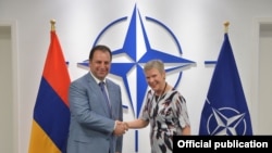 Министр обороны Армении Виген Саргсян (слева) и заместитель генерального секретаря НАТО Роуз Готемеллер, Брюссель, 29 июня 2017 г․