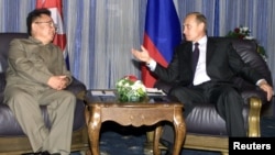 Владимир Путин общается с Ким Чен Иром. Владивосток, 23 августа 2002 года
