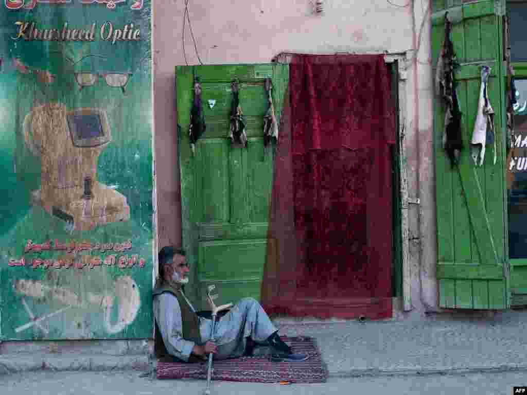 Afganistan - Prosjak na ulicama Kabula, 11.05.2011. Foto: AFP / Manan Vatsyayna