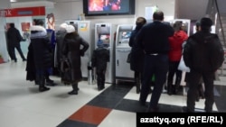 Люди в очереди к банкоматам в Шымкенте. Иллюстративное фото.