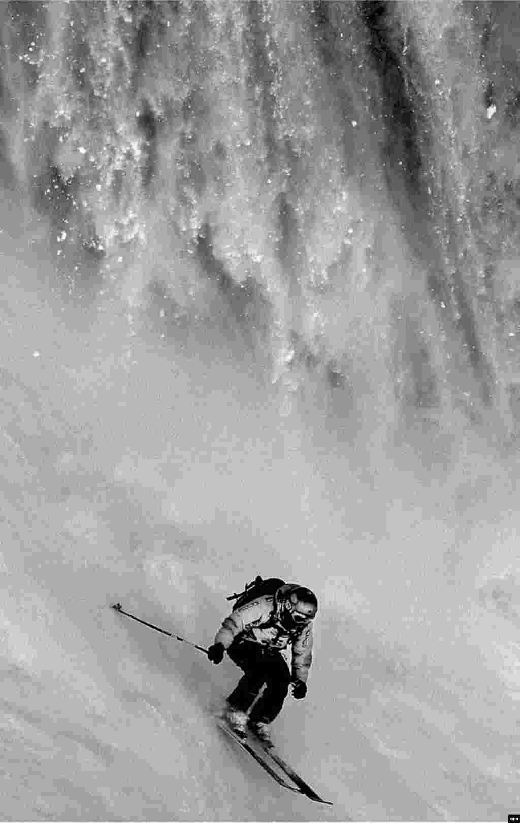 Участник соревнования по фрирайду Филипп Мейер уходит от лавины. Флен, Франция, 15 марта 2007 года. Первая премия в категории "Спортивные события" (одиночная фотография). Фотограф Ивайло Велев, Болгария, Bul X Vision Photography Agency