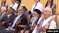 Екінші дүниежүзілік соғыс ардагерлері Жеңіс күніне арналған шарада отыр. Душанбе, 9 мамыр 2017 жыл.