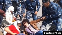 Аштық жариялаған борышкерлерді полиция алып бара жатыр. Астана, 27 мамыр 2013 жыл. (Көрнекі сурет)