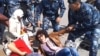 Аштық жариялаған борышкерлерді полиция алып бара жатыр. Астана, 27 мамыр 2013 жыл. (Көрнекі сурет)
