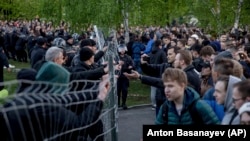 Soňky iki günüň dowamynda protestlerdäki nägileligiň gahar-gazaba geçendigini hem synlasa bolýardy.