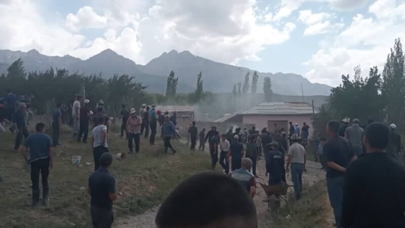 На границе Кыргызстана и Узбекистана произошел конфликт из-за родника, в ход пошли камни. ВИДЕО