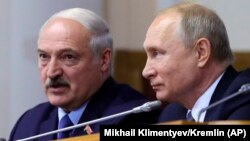 Belarusian President Alyaksandr Lukashenka (left) and Russian President Vladimir Putin in 2019. The unprecedented election in Belarus hands Putin’s Kremlin a challenge and a potential opportunity.