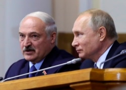 Analysts say Russian President Vladimir Putin (right, shown here with Belarusian President Alyaksandr Lukashenka) hopes that growing economic pressure can pull Minsk even closer into Moscow’s orbit.