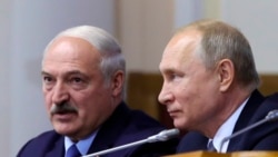 Russian President Vladimir Putin (right) and his Belarusian counterpart Alyaksandr Lukashenka (file photo)