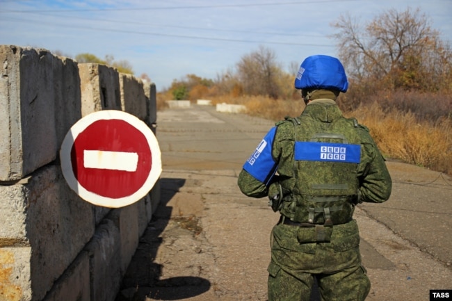 Боевик с опознавательными знаками СЦКК