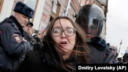 Олена Григор’єва під час чергового затримання на акції, Санкт-Петербург, 28 жовтня 2018 року