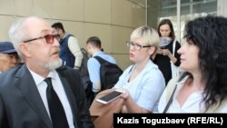 Журналист Вадим Борейко комментирует итоги досудебных слушаний по гражданскому делу, в котором аналитический интернет-портал Ratel.kz выступает в качестве ответчика. Алматы, 5 апреля 2018 года. 